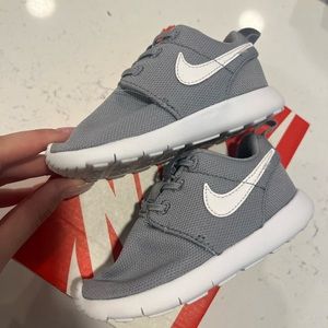 Nike roshe one size 7c shoes